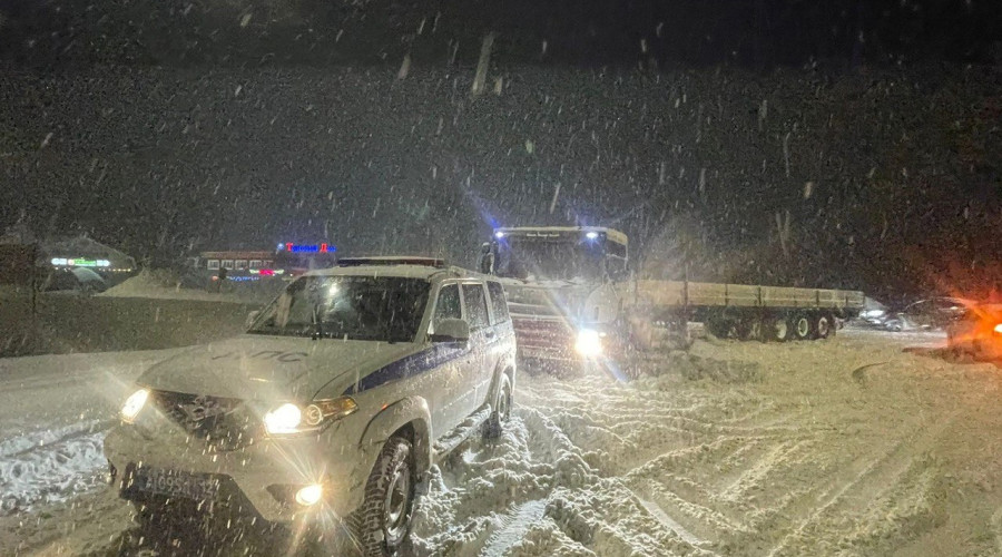 Все выходные автоинспекторы оказывали помощь автолюбителям