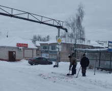 Сотрудники МУП Городское хозяйство расчищают город от снега