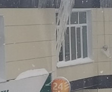 Снег и гололед у Сбербанка