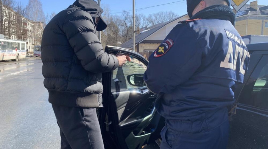 В Марий Эл автоинспекторы проверяют соблюдение водителями правил тонировки
