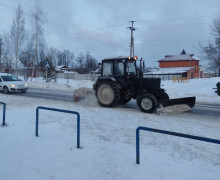 Сотрудники МУП Городское хозяйство расчищают город от снега