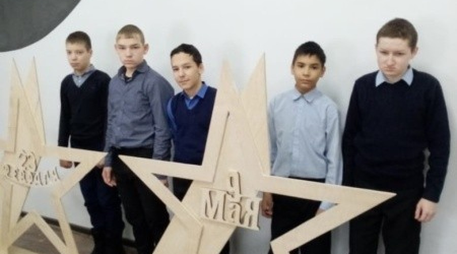 Ученики Козьмодемьянской школы-интерната в Марий Эл делают поделки из дерева к праздникам
