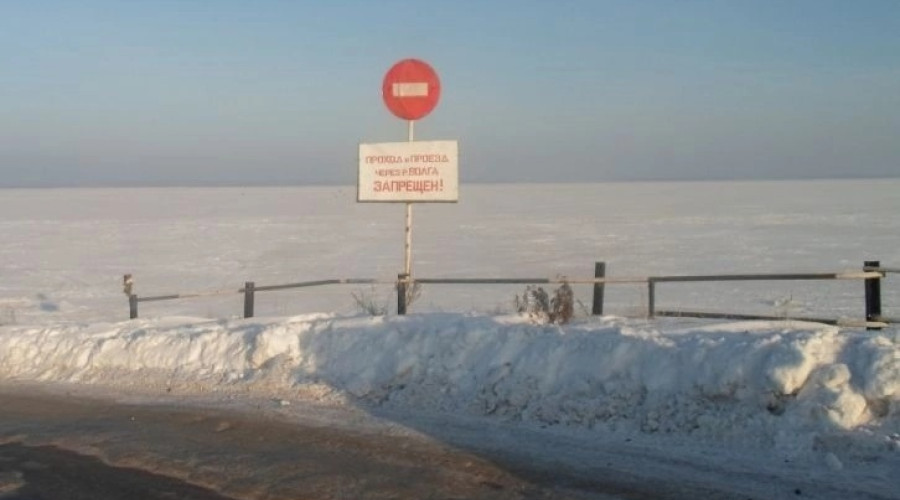В Козьмодемьянске на Волге были замечены автомобили, переправляющиеся по льду