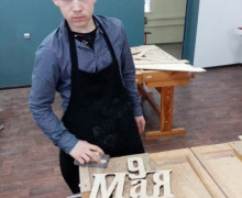 Ученики Козьмодемьянской школы-интерната в Марий Эл делают поделки из дерева к праздникам