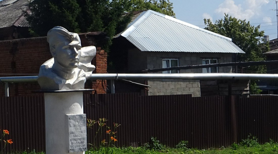 Памятник Герою Советского Союза Криворотову В. Ф.