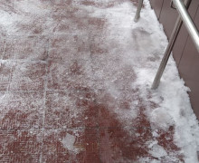 Снег и гололед у Сбербанка