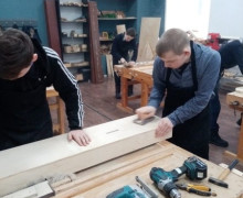 Ученики Козьмодемьянской школы-интерната в Марий Эл делают поделки из дерева к праздникам