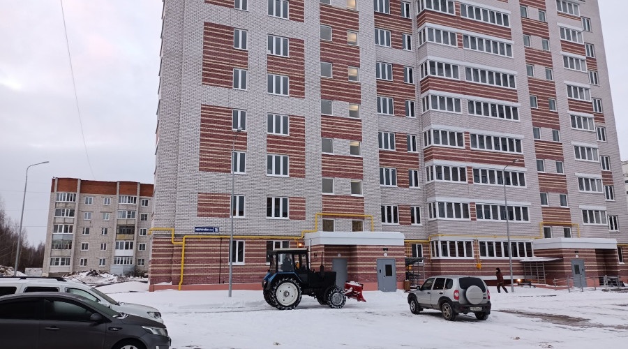 Работы с последствиями вчерашнего снегопада.