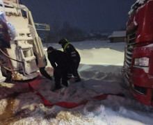 Все выходные автоинспекторы оказывали помощь автолюбителям