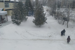 Снег и гололед у Сбербанка
